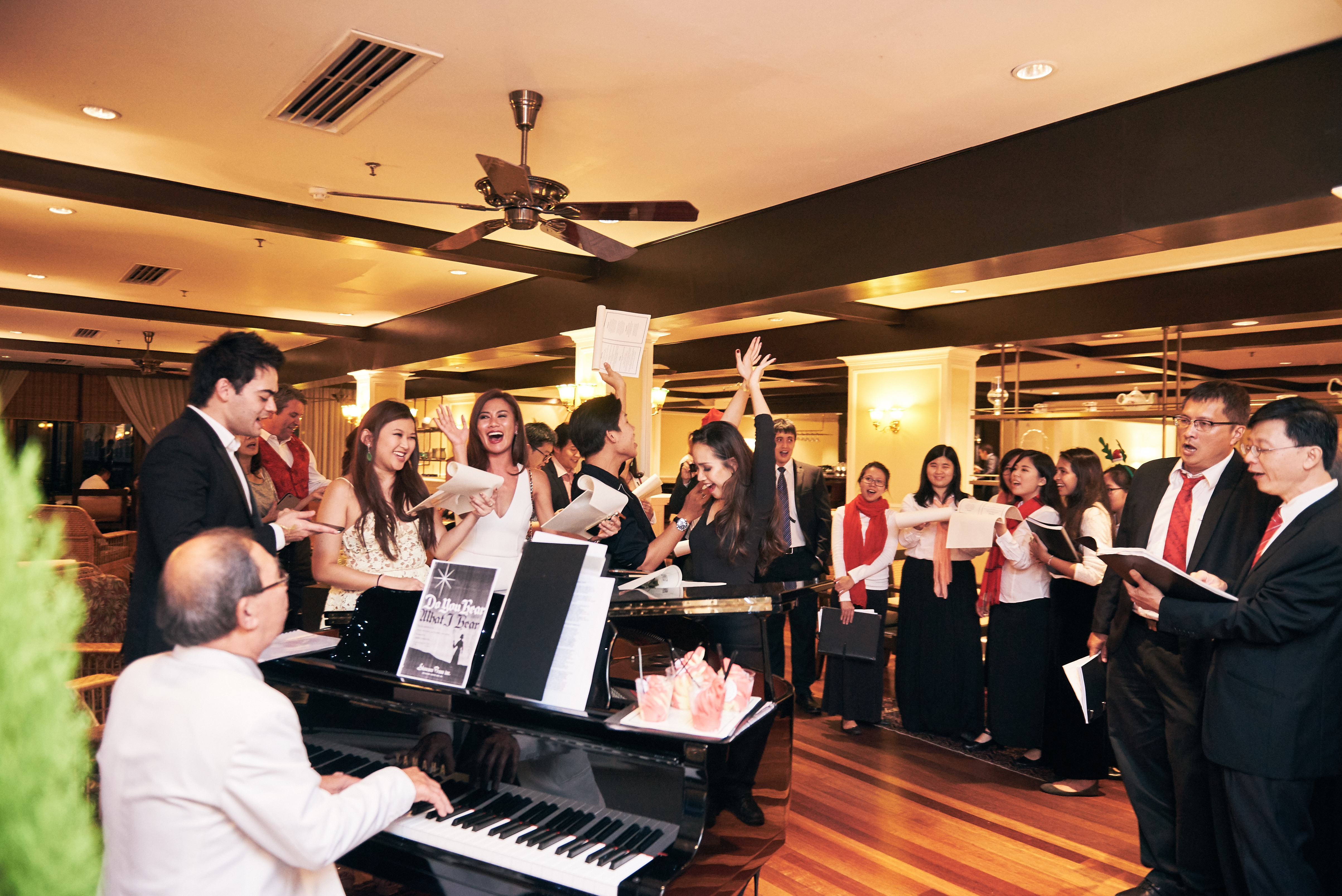 carolling-with-resident-pianist-affectionately-known-as-uncle-steven-at-cameron-highlands-resort-2