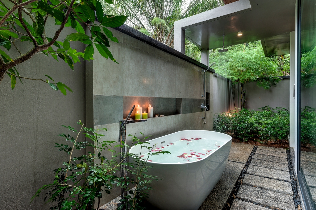 vana-villa-outdoor-bath